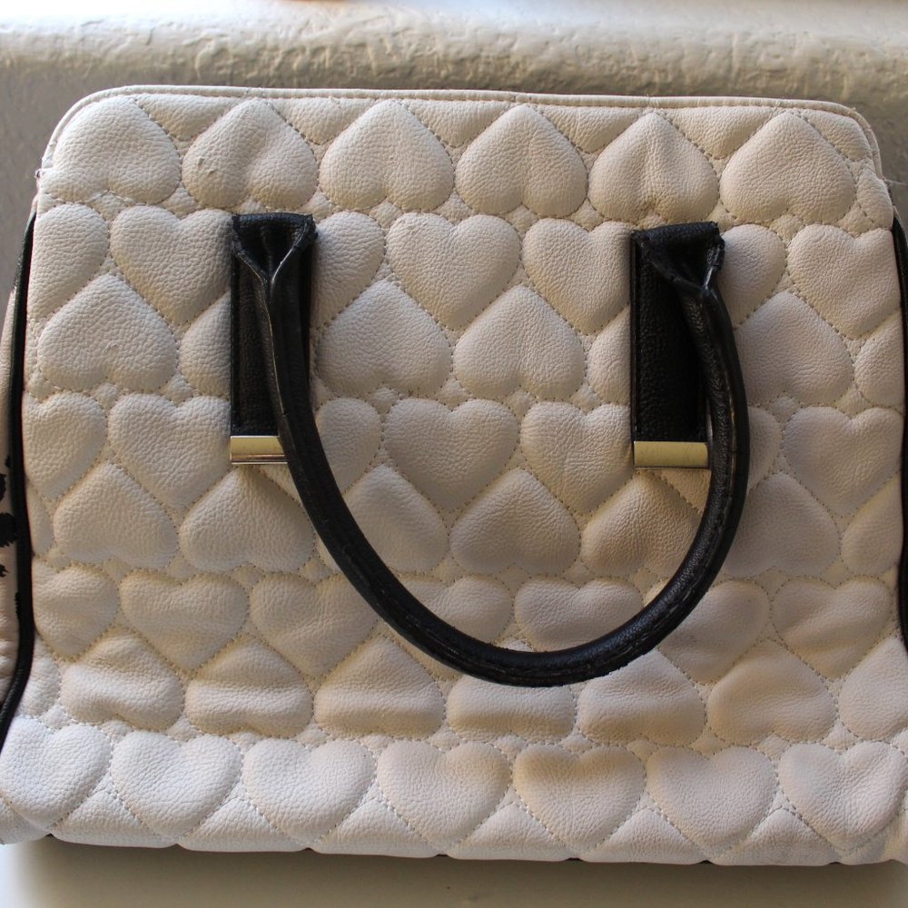 BETSEY JOHNSON BLACK & WHITE HEART PURSE - Picture 6 of 11